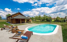 V's place - wooden house with heated pool&outdoor sauna